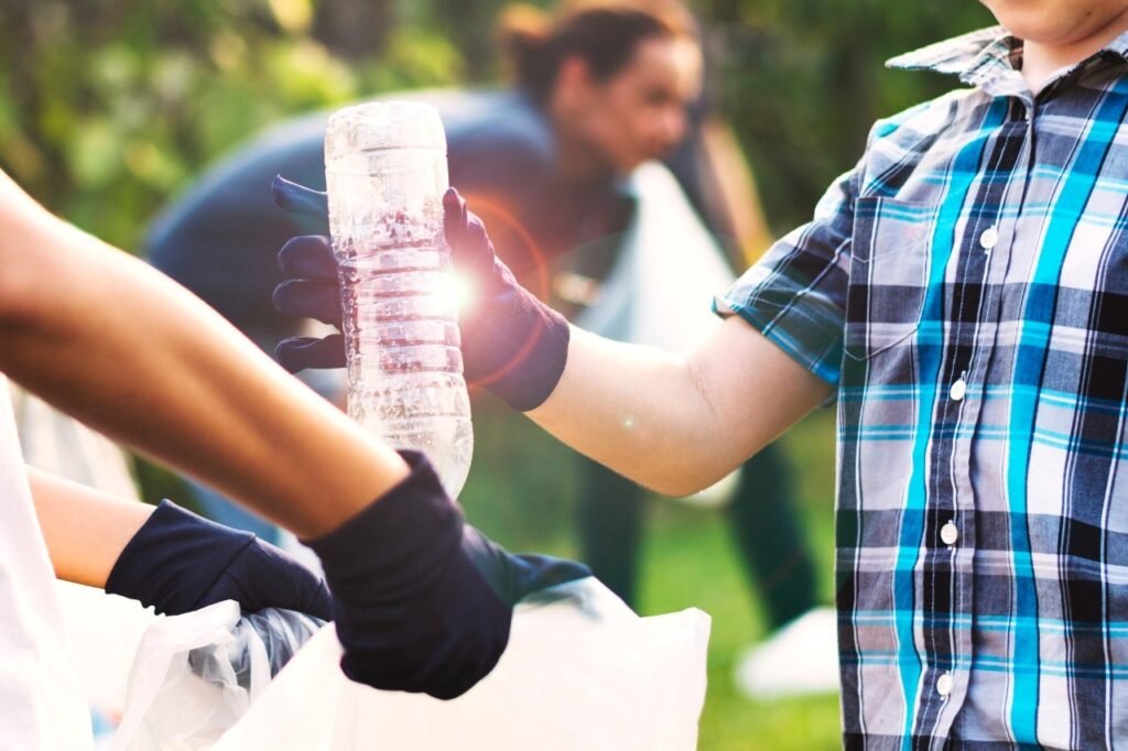 Atitudes sustentáveis deixaram de ser consideradas um grande diferencial de quem as aplica. Tornaram-se uma necessidade, uma responsabilidade social. O termo sustentabilidade pode parecer complexo e difícil de se colocar em prática durante o dia a dia, mas na verdade não é. Através de ações simples e eficazes, é possível ter um impacto significativo no meio ambiente. Porém, para que isso ocorra, é preciso transformar essas ações em hábitos. Atitudes sustentáveis para aplicar seu no dia a dia Separe o lixo corretamente Em sua casa, possua uma lixeira para o lixo orgânico (restos de comida, cascas de ovos, papéis usados e sacos de chá, por exemplo) e outra para o lixo seco (plásticos, caixas de papelão, garrafas pet, latas de refrigerante, entre outros). Essa ação facilita a coleta de materiais recicláveis. Faça a sua parte! Economize energia elétrica Essa é simples! Deixe as luzes acesas apenas quando necessário. Busque sempre comprar lâmpadas de LED e evite as incandescentes. Além disso, você pode tirar da tomada os aparelhos elétricos que não estão sendo utilizados no momento, como cafeteiras, torradeiras, até mesmo a televisão e o computador. Na hora de comprar os eletrodomésticos, escolha os que apresentam melhores índices de eficiência, pois eles economizam bastante energia a longo prazo. Economize água Para economizar água, você pode começar a prestar mais atenção no tempo dos banhos, na água que corre das pias do banheiro ou da cozinha sem necessidade (na hora de escovar os dentes, lavar o rosto ou a louça, por exemplo) e na quantidade de água que a sua descarga necessita para fazer o seu trabalho. Consuma menos produtos industrializados, aposte no orgânico! Os produtos industrializados precisam de mais energia durante o seu processo de produção e armazenamento. Além disso, são fabricados a partir de matérias-primas que podem ser prejudiciais ao meio ambiente e geralmente são envoltos em embalagens de descartáveis. A produção dos alimentos orgânicos respeita muito mais o ciclo da vida do meio ambiente e dos animais. E evita a contaminação do solo, da água e das vegetações com agrotóxicos e produtos químicos. Comprando produtos orgânicos você economiza e ainda contribui com a natureza e economia local. Reduza o consumo do plástico O plástico é um dos maiores vilões do meio ambiente. Para colaborar com a diminuição do consumo de plástico, priorize as opções reutilizáveis. Se for comprar refrigerante, por exemplo, prefira as em lata ou garrafa. Ao pedir comida pelo delivery, dispense os utensílios de plástico, como talheres. Aposte no verde Além de pôr em prática as atitudes citadas acima, você também pode: • Fazer compostagem, que nada mais é do que transformar material orgânico (como resto de comida), em adubo; • Plantar árvores; • Manter uma horta, mini horta ou horta vertical; • Cultivar plantas em casa. Gostou do conteúdo? Leia também: Sustentabilidade: o que é e qual a sua importância